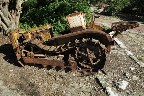 Historický pásový traktor Caterpillar