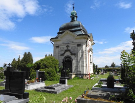 Nebovidy - hřbitovní kaple sv. Rodiny