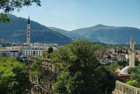 Mostar_zvonice trumfuje minarety_válka symbolů