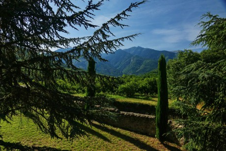 2018_08_16_Francie_klášter St. Michéle de Cuxa_pohled na masiv Canigou_03