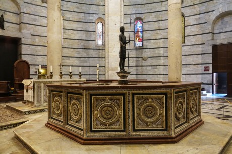 Pisa_baptisterium_interiér (2)