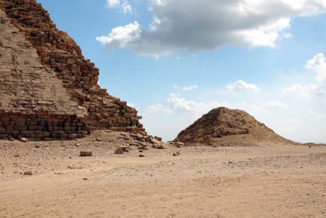 Egypt_Dahšúr_Lomená pyramidaa kultovní pyramida_2022_10_0014