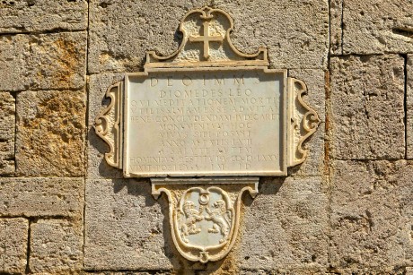San Quirico d'Orcia_kostel Nanebevzetí Panny Marie (012)_result
