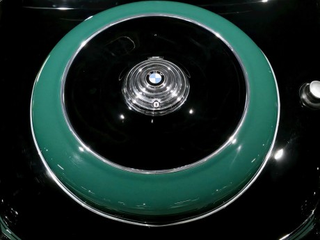 Heydar Aliev Center_klasické automobily_ 2026_02_11_042