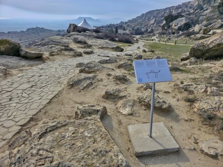 2026_02_03_Qobustan_skalní rytiny_011