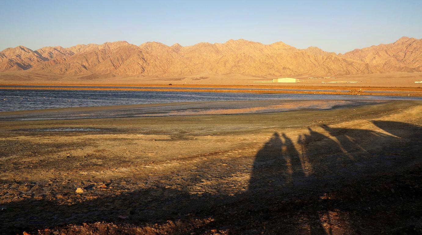 Eilat - odsolovací laguna a letiště v jordánské Akkabě v pozadí