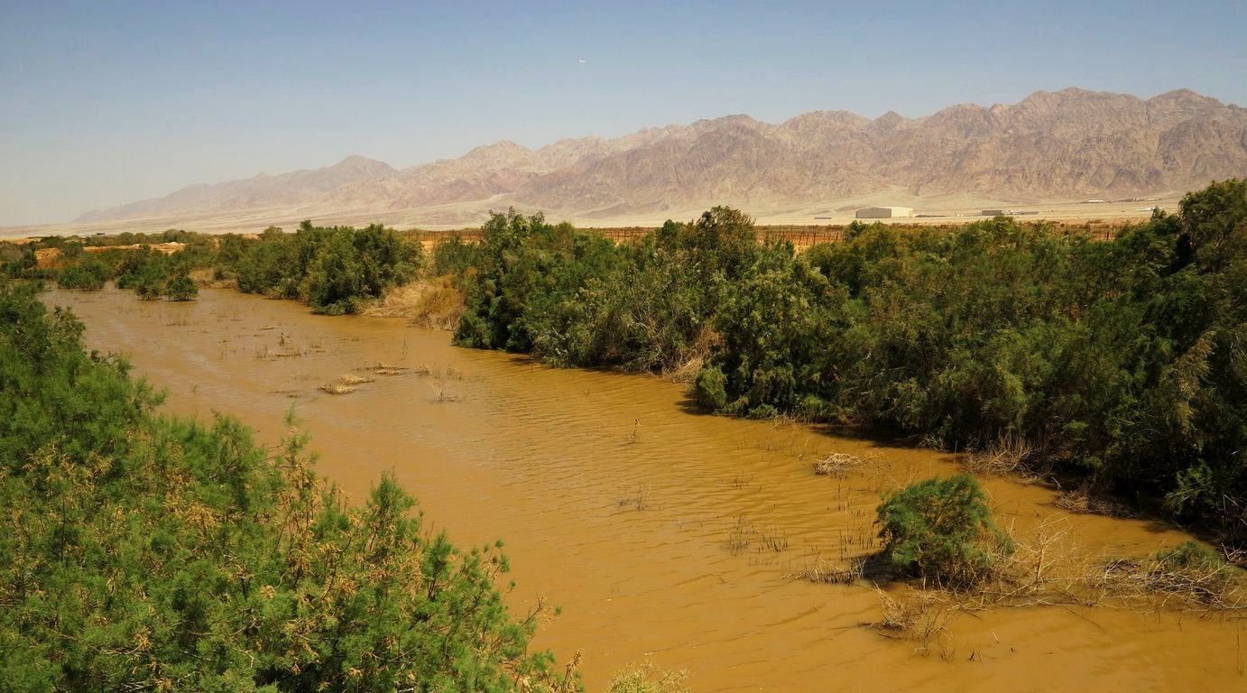 Eilat - zavlažovací kanál a jordánské hory v pozadí