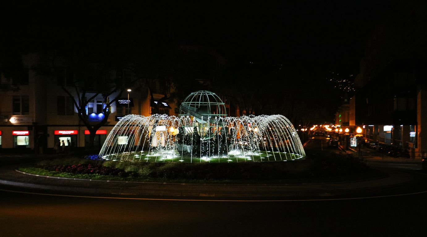 Madeira_2015_07_25  (9)_Funchal_kašna u městského divadla