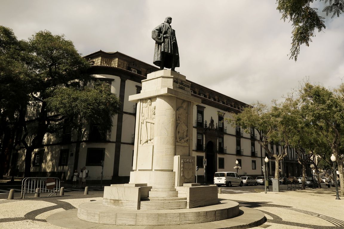 Madeira_2015_07_26 (55_1)_Funchal_Avenida Arriaga_socha Joao Gonçalves Zarco a budova regionální vlády