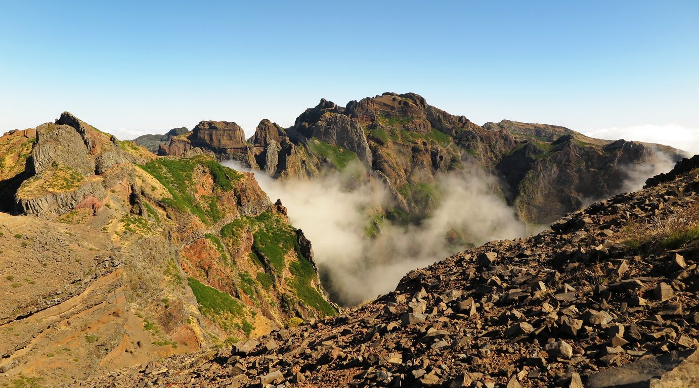 Madeira_2015_07_28 (12)_Pico do Arieiro_1818 m.n.m._cestou k vyhlídce Ninho da Manta