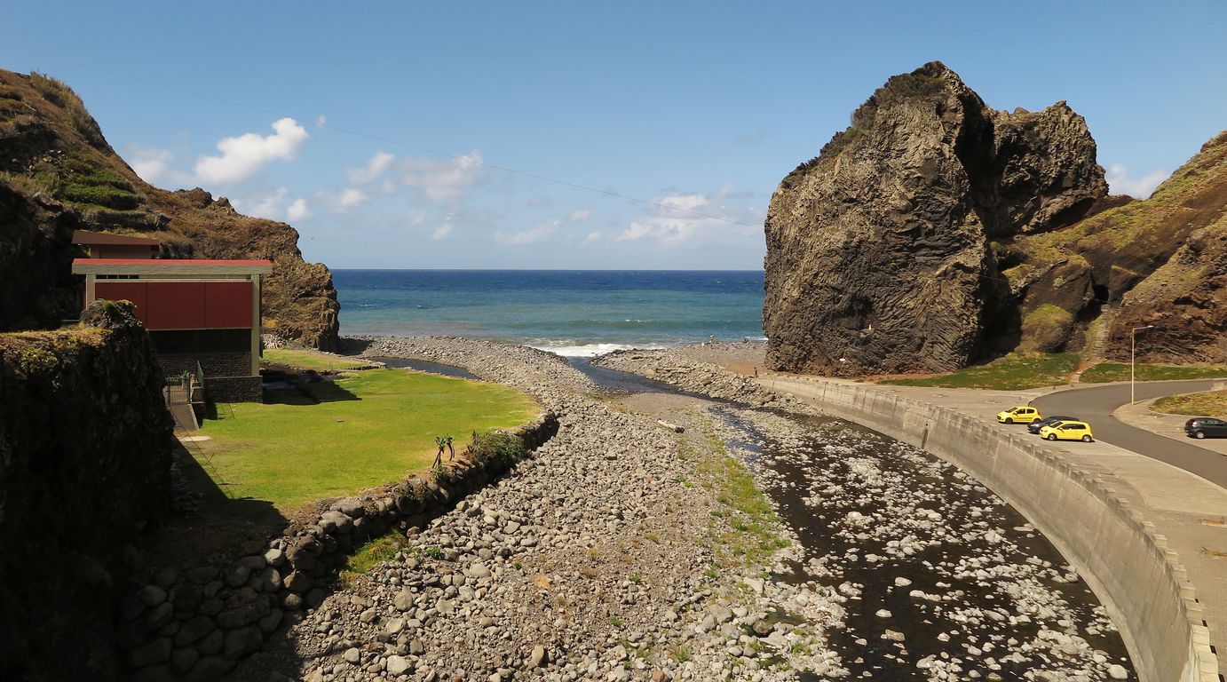 Madeira_2015_07_31 (43)_ústí řeky Ribeira da Janela do Atlantiku