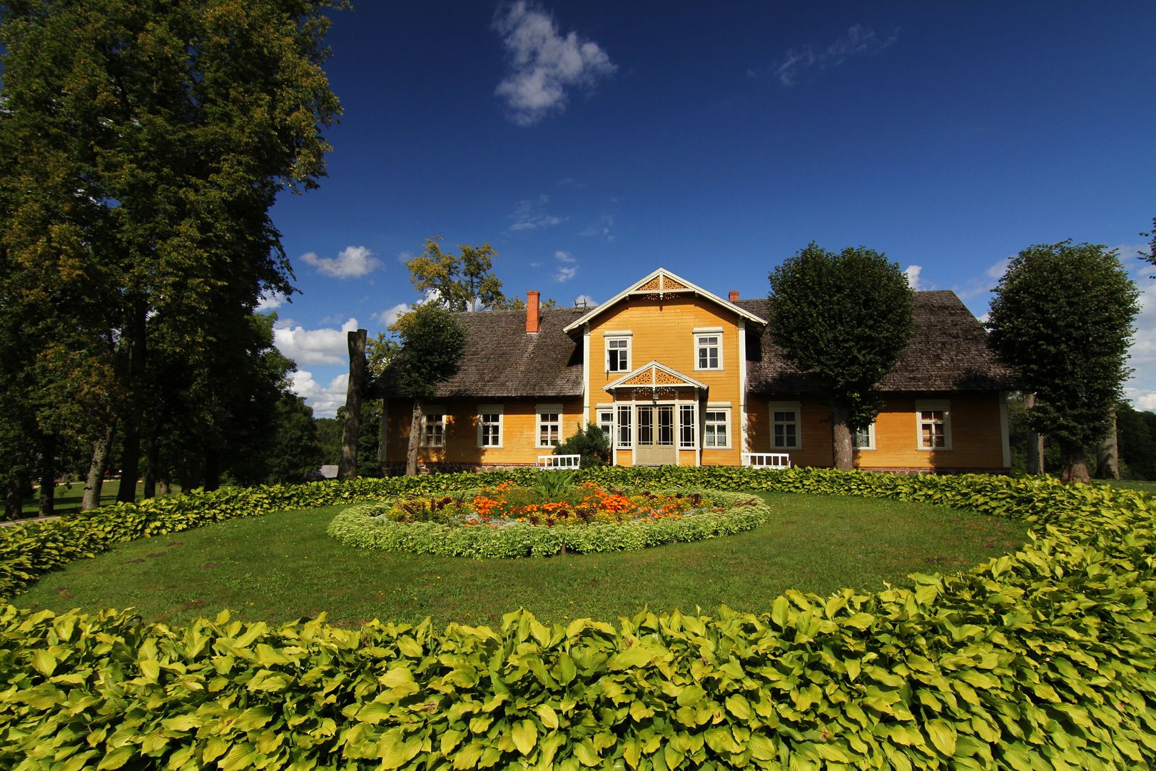 Lotyšsko - park u hradu Turaida