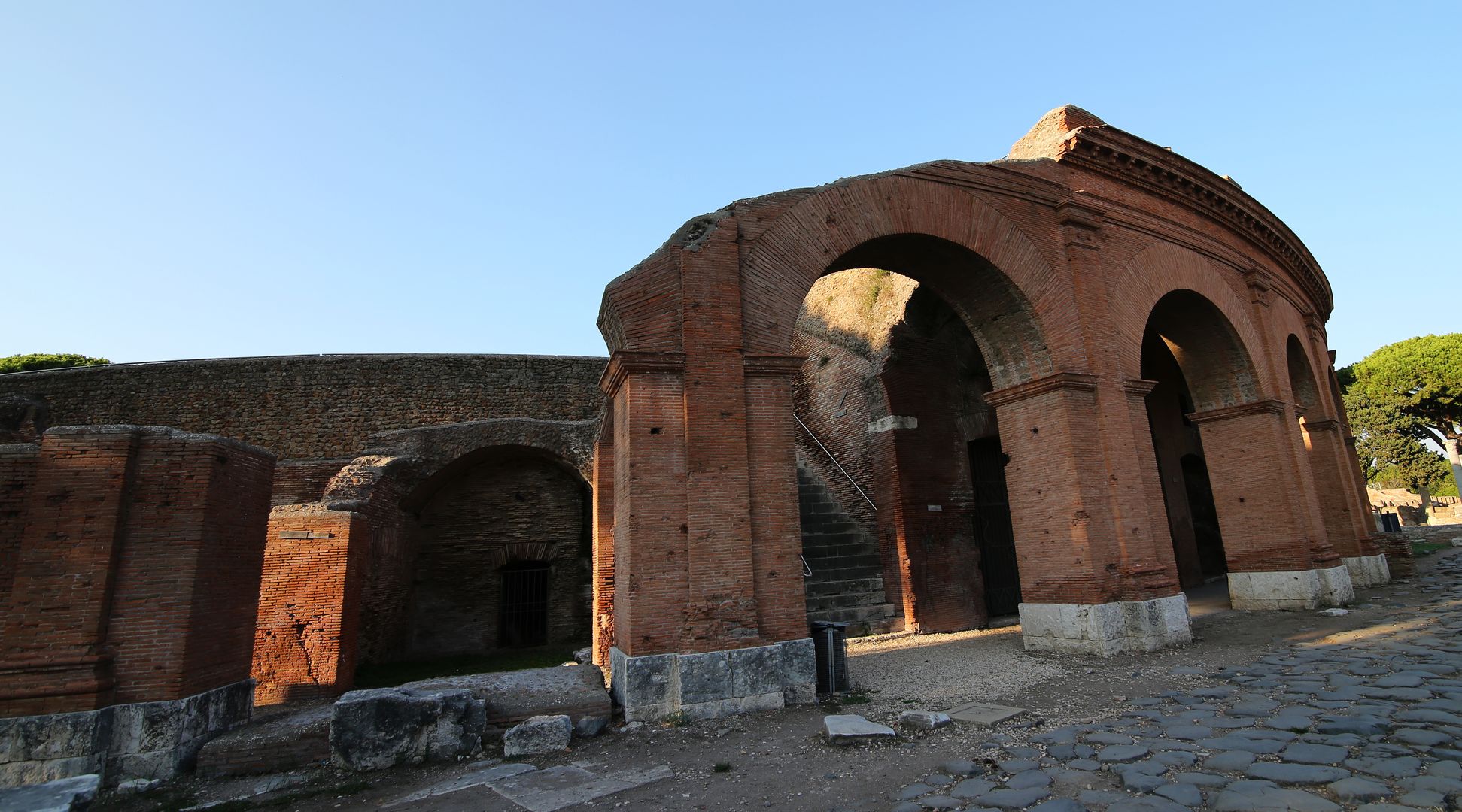 Ostia Antica - pozůstatky města (33) - divadlo_12 př.n.l.