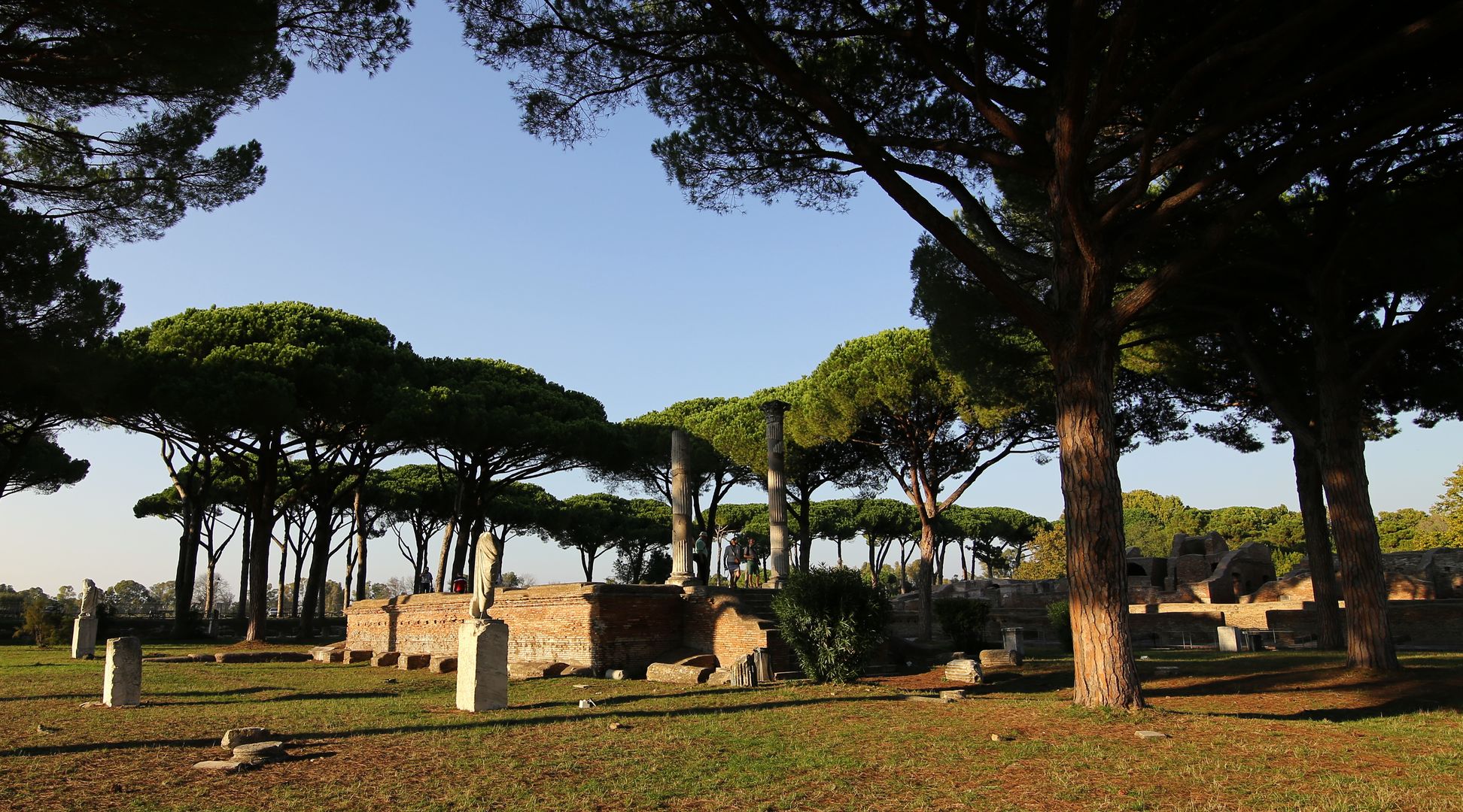 Ostia Antica - pozůstatky města (34) - Foro delle Corporazioni