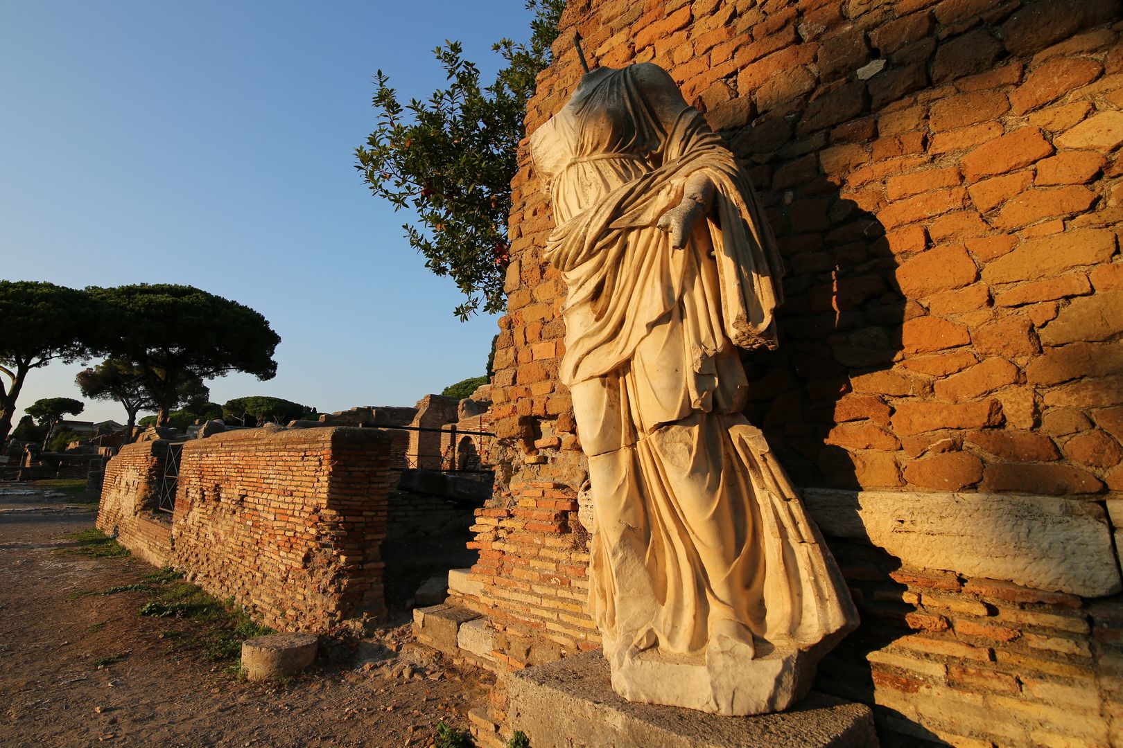 Ostia Antica - pozůstatky města (47) - zbytky Chrámu Říma a Augusta na Foru