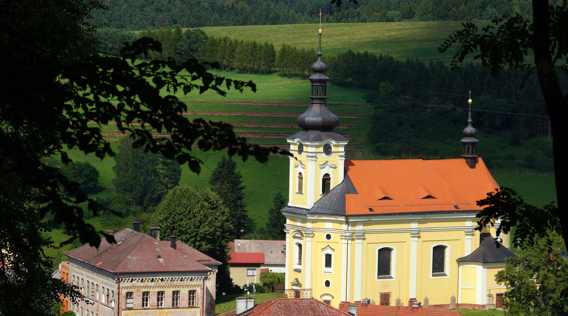 023_Pecka_kostel sv. Bartoloměje z hradního návrší