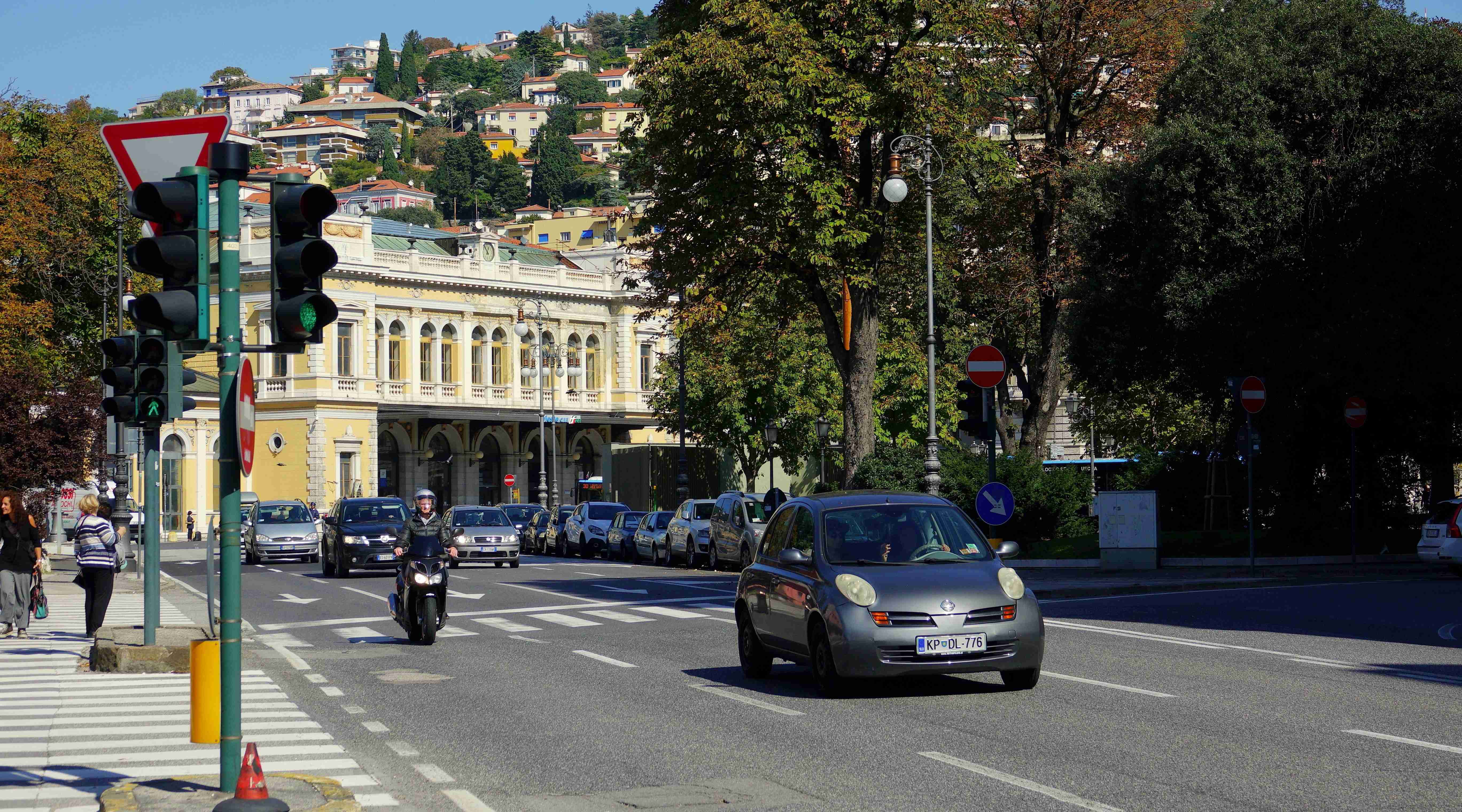 Terst_Piazza della Libertà s budovou železniční stanice