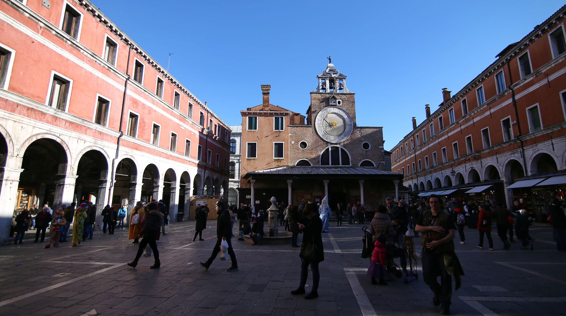 Benátky_Campo San Giacomo_kostel San Giacomo_ (1)