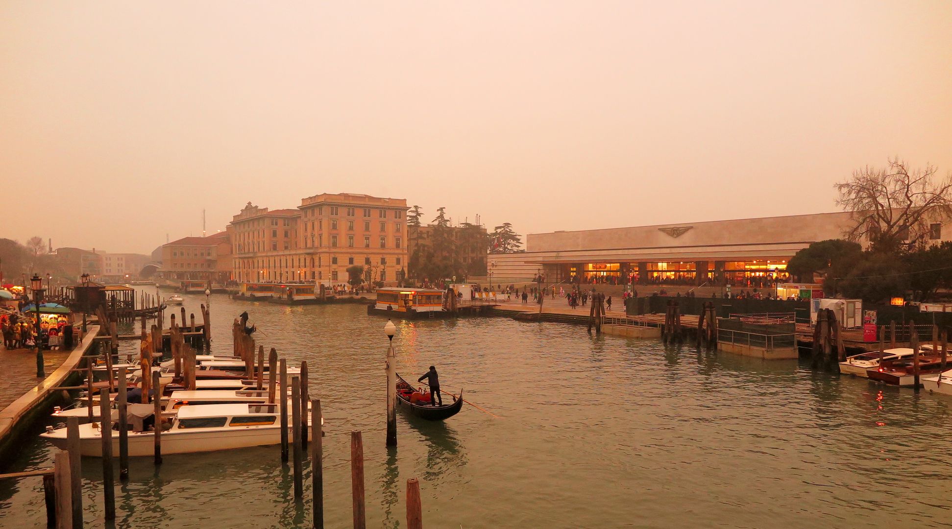 Benátky_Canal Grande_u nádraží Santa Lucia