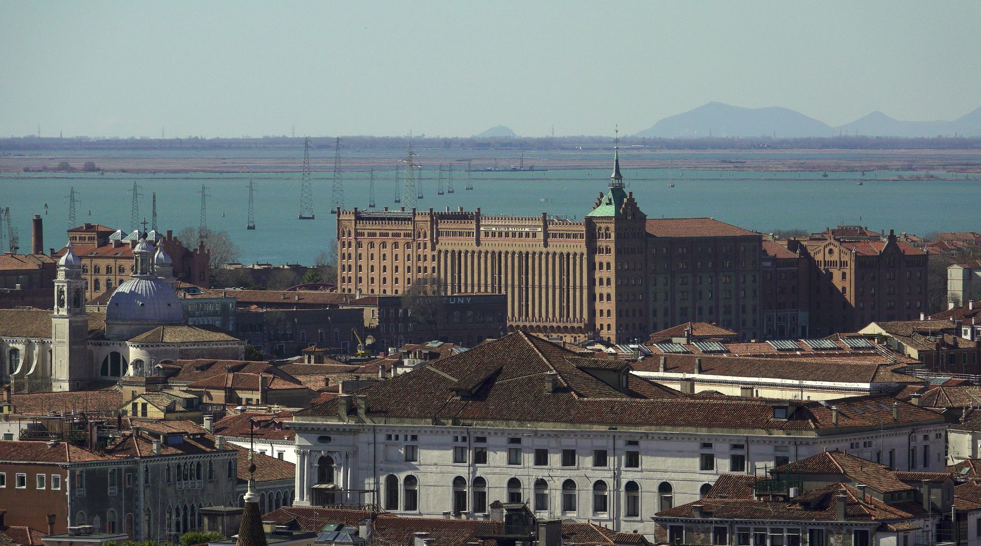 Benátky_kanál Giudecca_hotel Hilton Molino Stucky  (1)