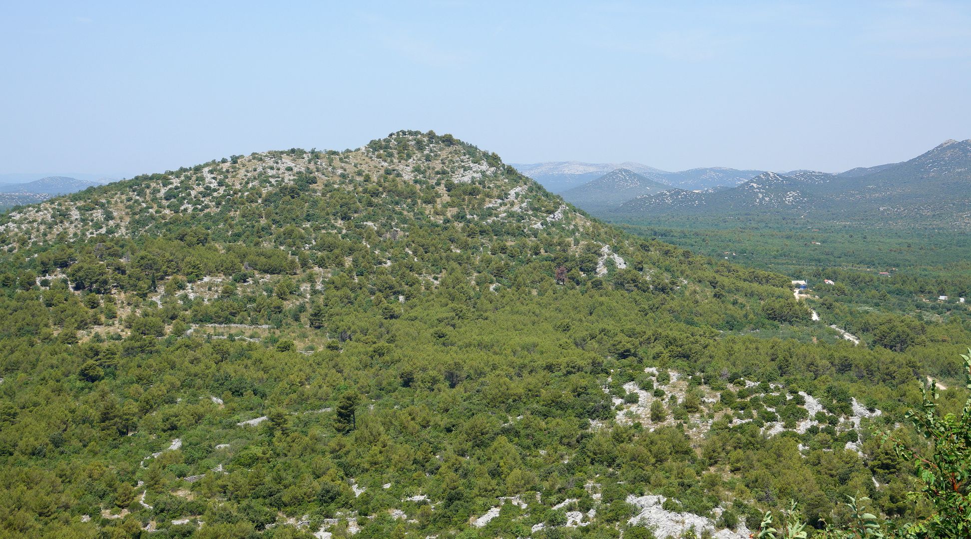 2017_07_Chorvatsko_vnitrozemí 10 km na sever od Vodice (1)