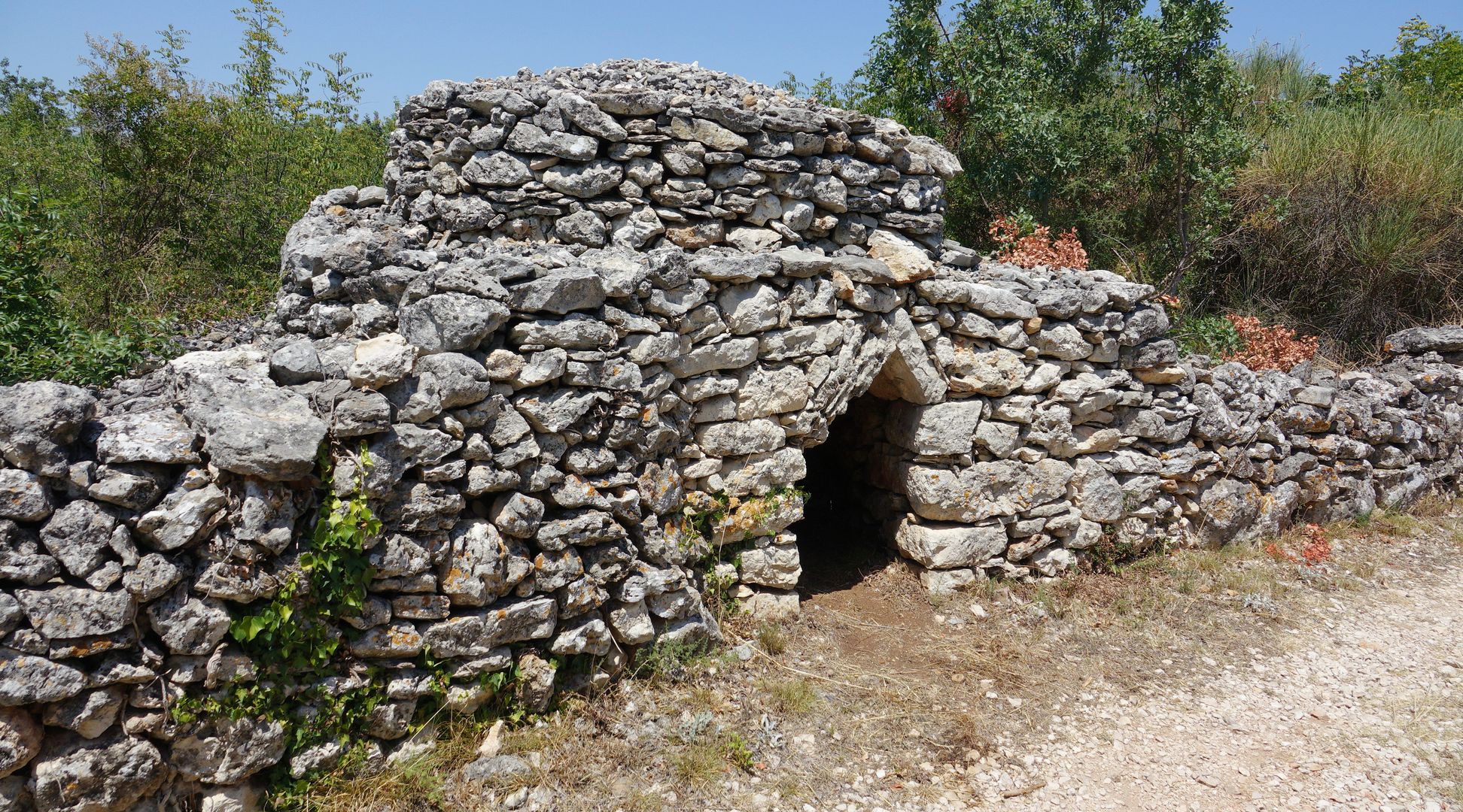 2017_07_Chorvatsko_vnitrozemí 10 km na sever od Vodice_římská studna