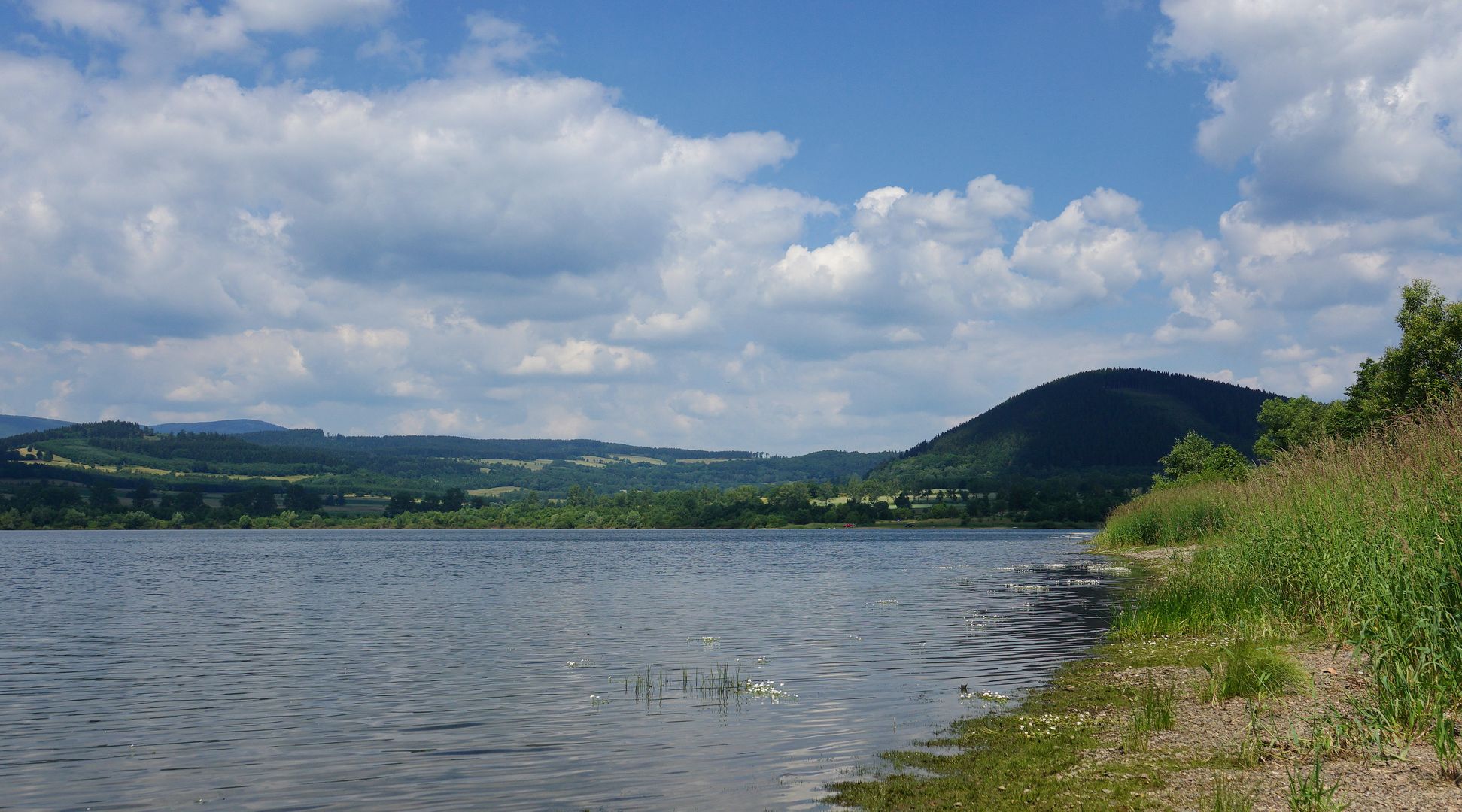 2018_06_16_Nádrž Bukówka_pohled od hráze na vrch Chelmczyk 765 m