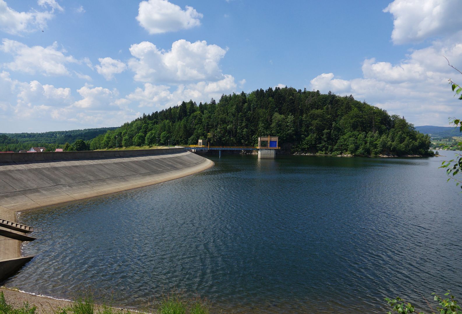 2018_06_16_Nádrž Bukówka_pohled od hráze na vrch Zameczek 595 m_02