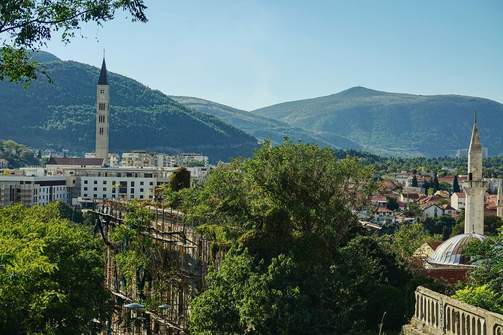 Mostar_zvonice trumfuje minarety_válka symbolů