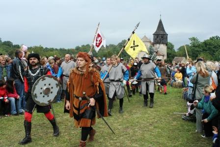 Sion_Průvod vítězů a poražených na pláň u kostela