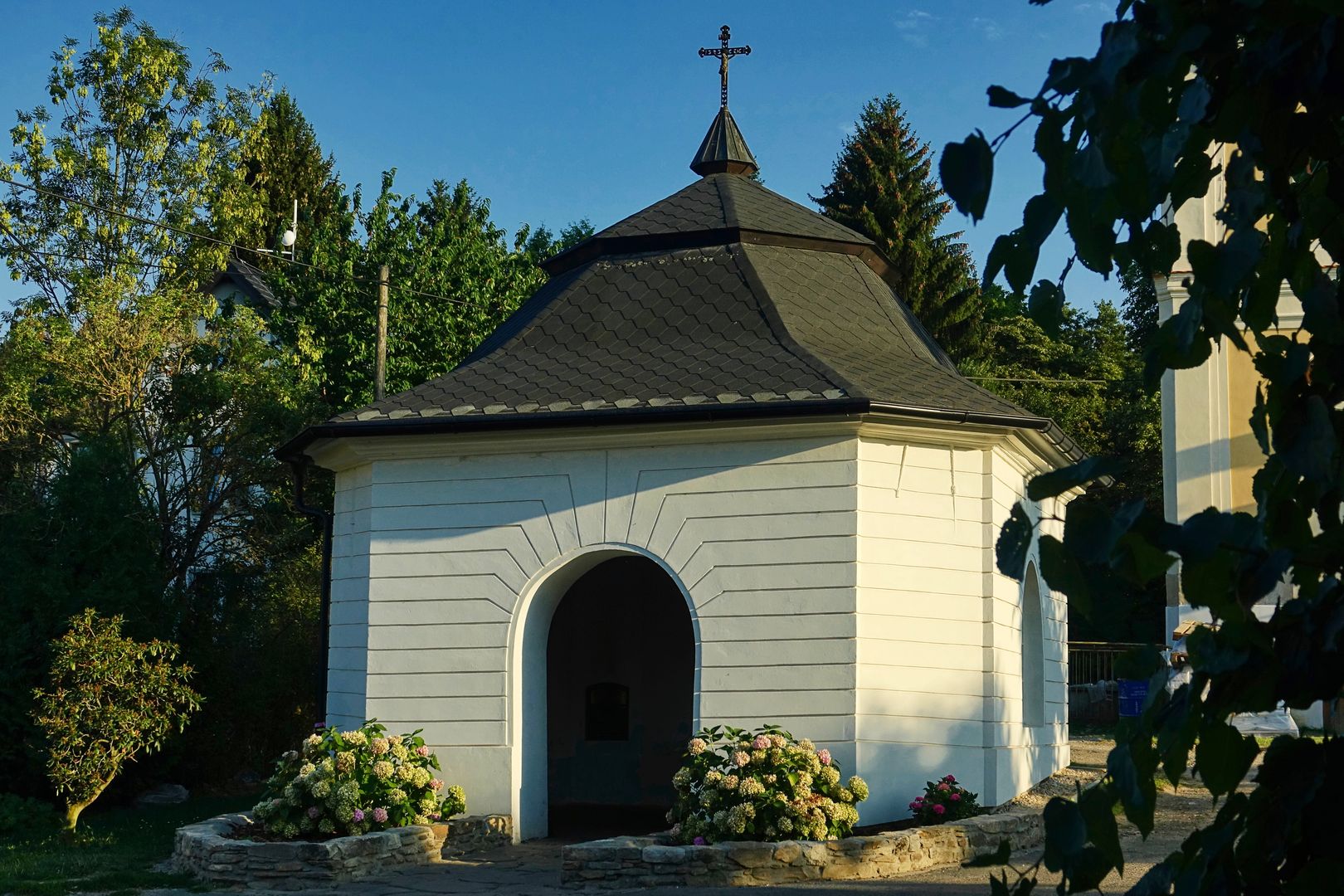 Sudějov_kaplička nad studánkou (1)