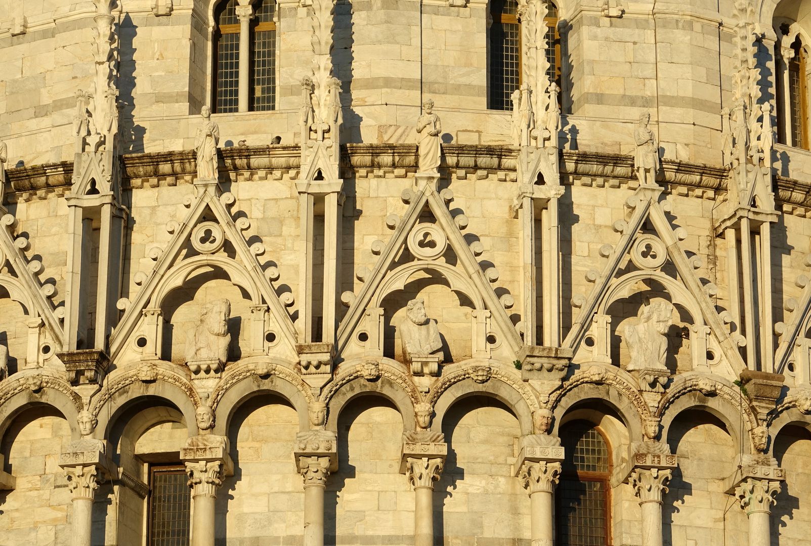 Pisa_baptisterium_exteriéry (3)