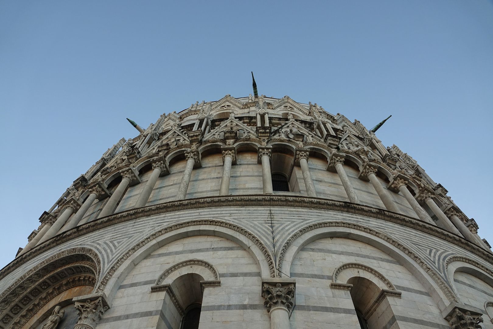 Pisa_baptisterium_exteriéry (4)