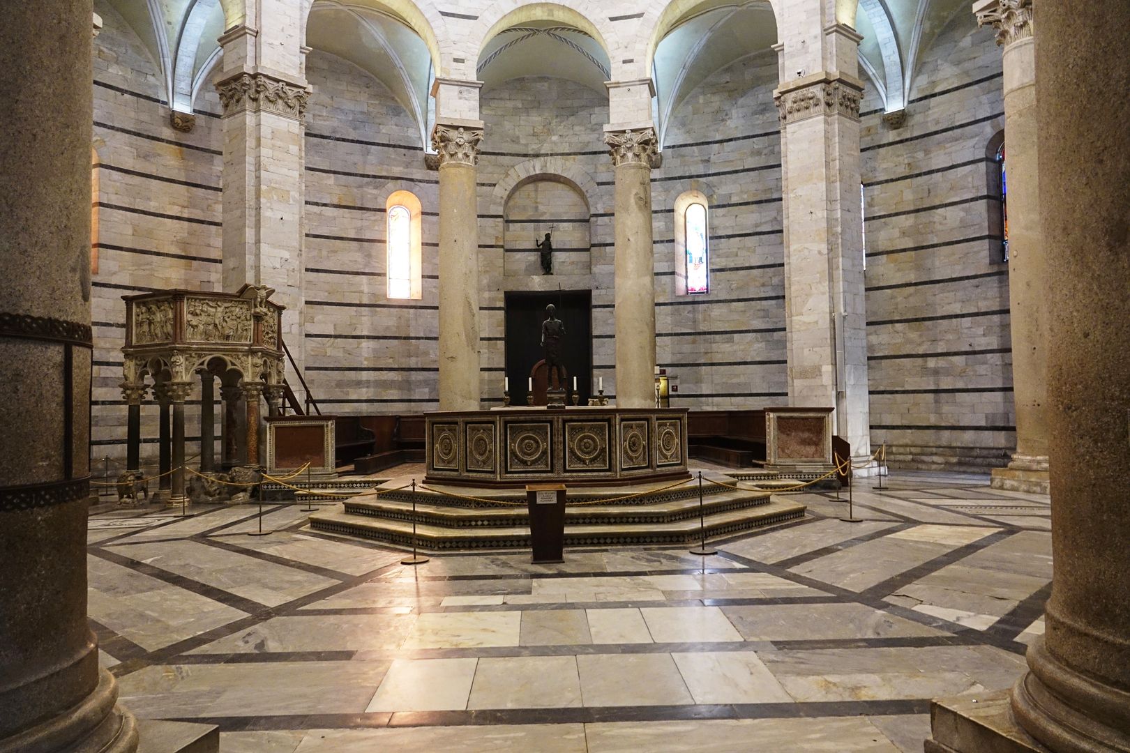 Pisa_baptisterium_interiér (1_1)