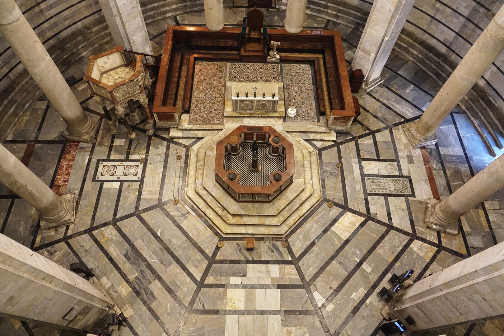 Pisa_baptisterium_interiér (9)