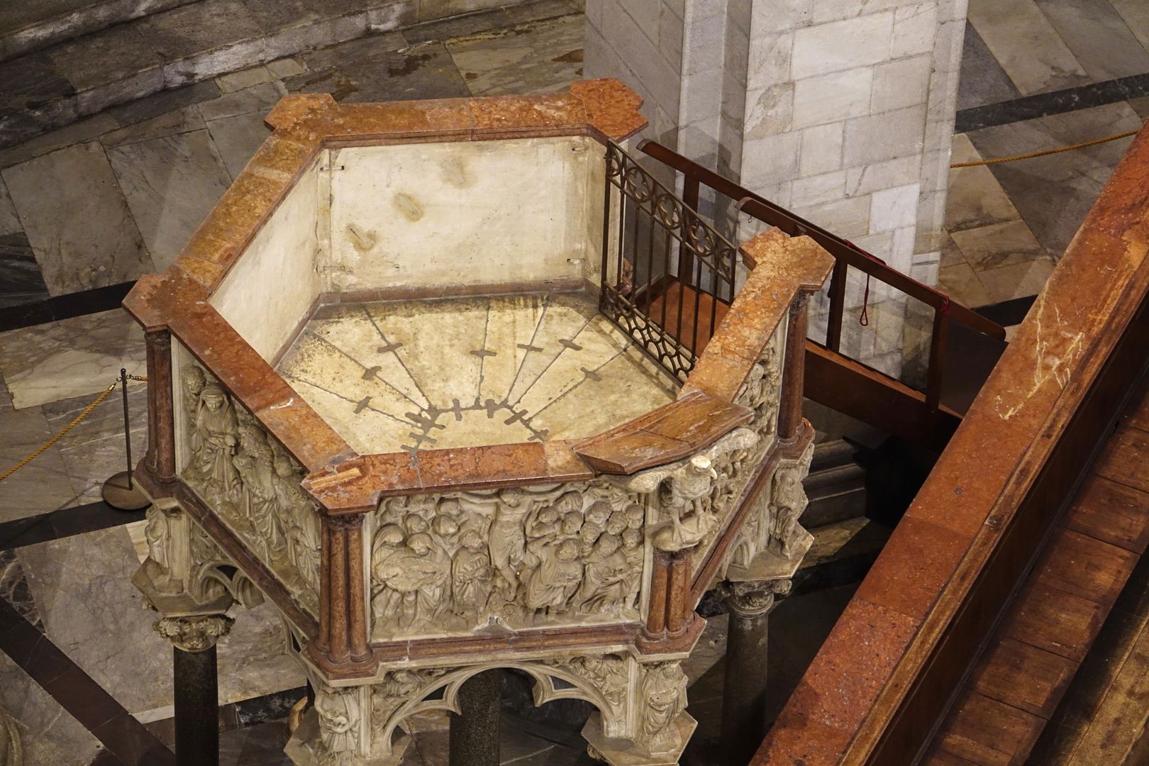 Pisa_baptisterium_interiér (10)