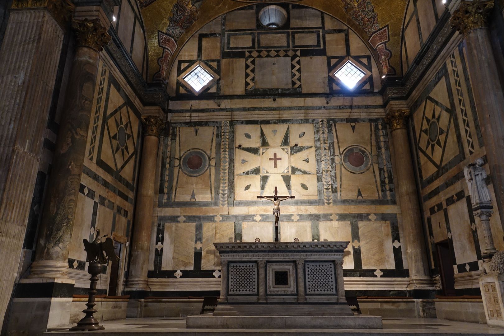 Florencie_Baptisterium San Giovanni_interiér_apsida a hlavní oltář (1_1)