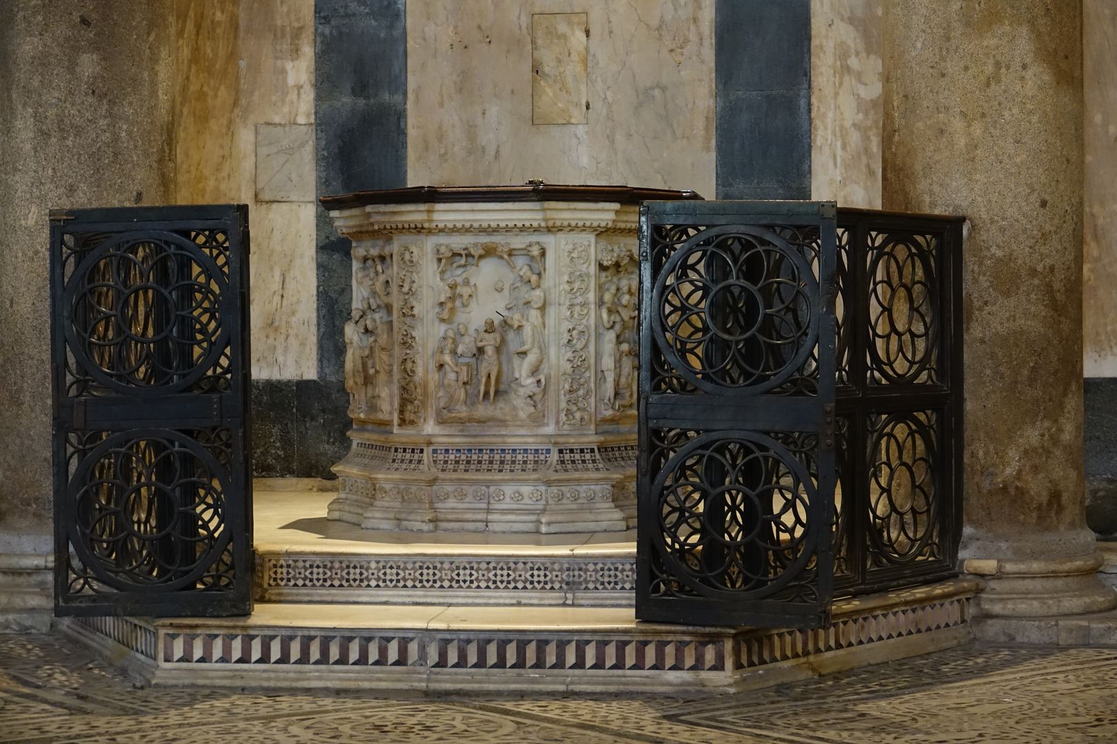 Florencie_Baptisterium San Giovanni_interiér_křtitelnice (1)