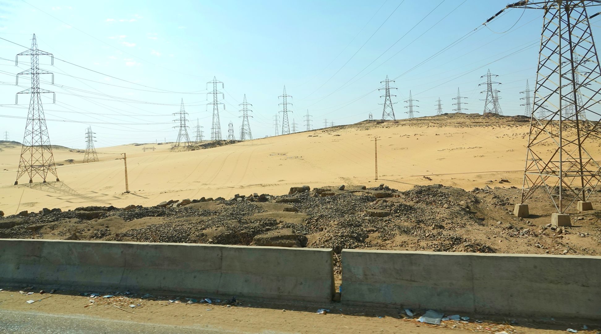 Núbijská poušť _silnice 75_mezi Asuánem a Abu Simbelem-0001