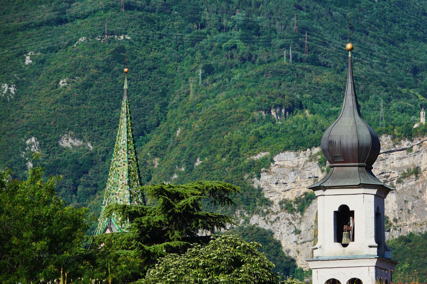 Trento_věže kostelů San Marco a Santi Pietro e Paolo (vlevo)