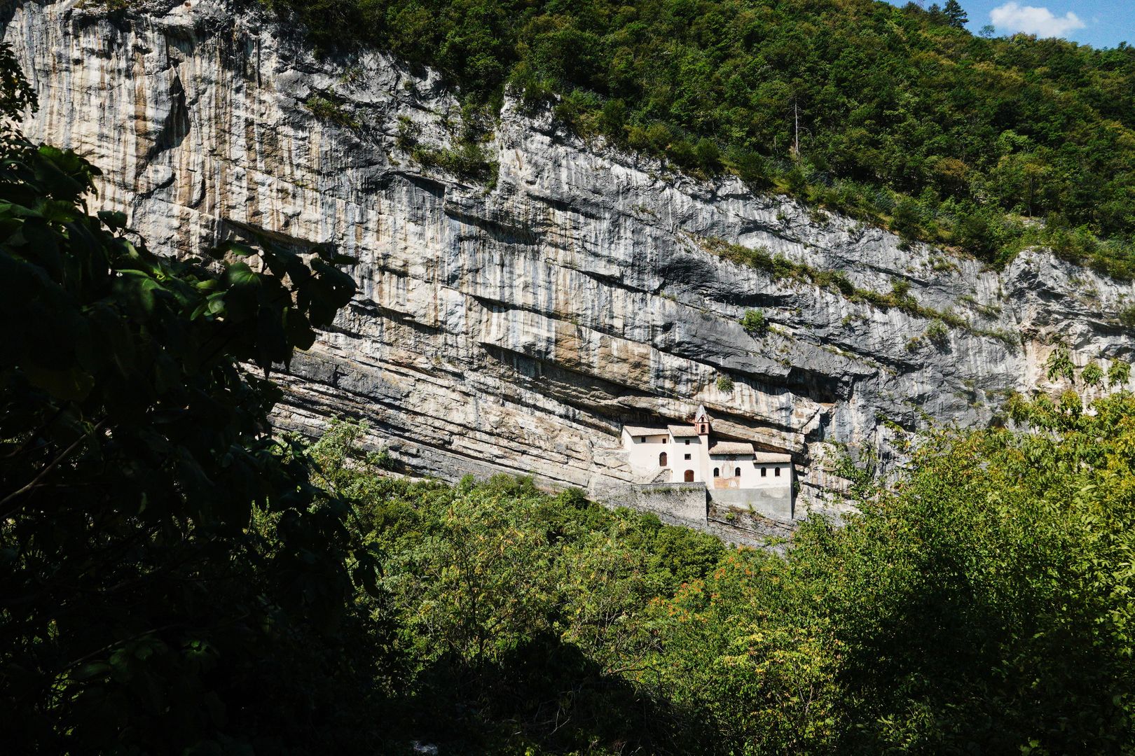 Trambileno_skalní kostel Eremo di San Colombano (1)