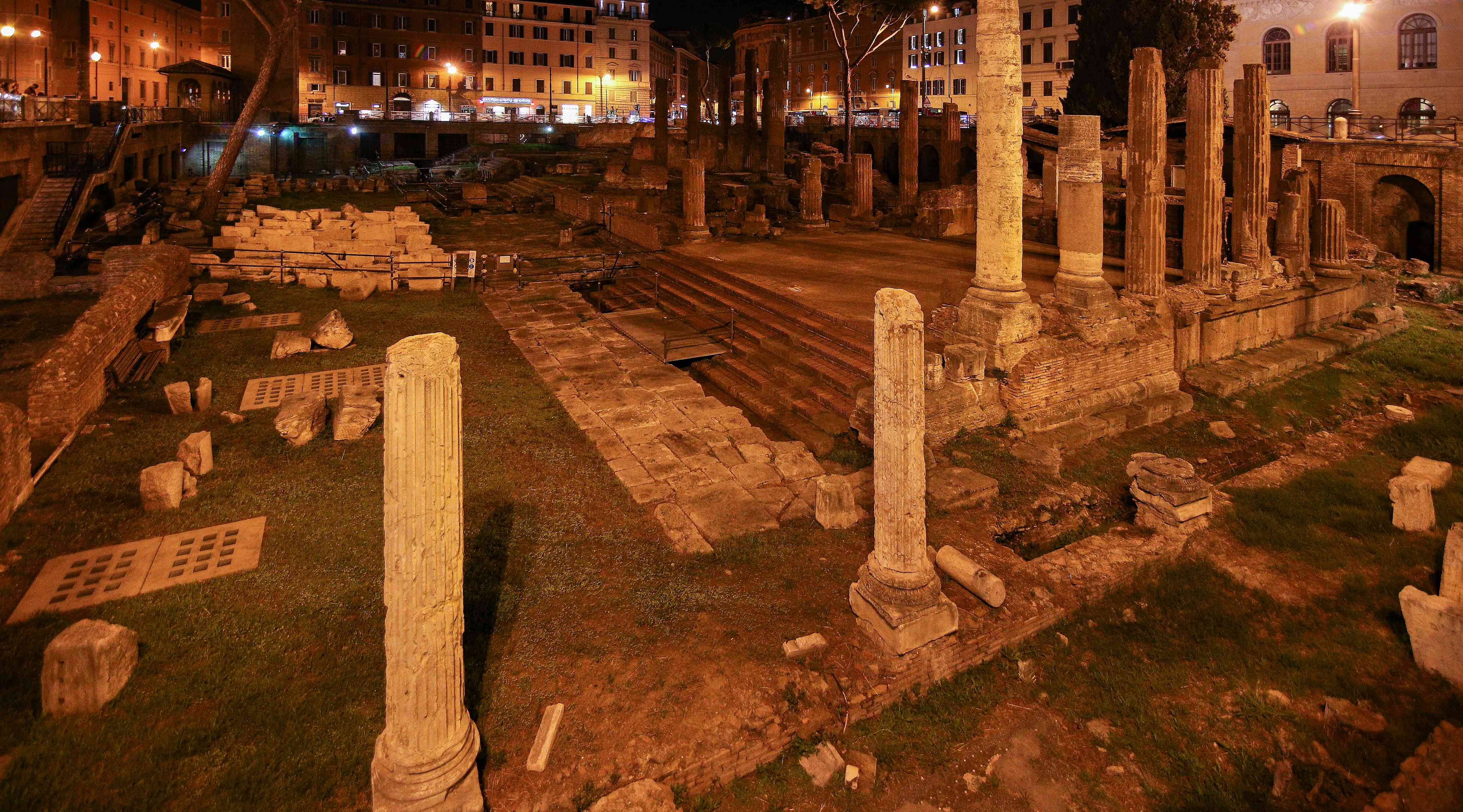 Largo di Torre Argentina - zbytky paláců (2)_result