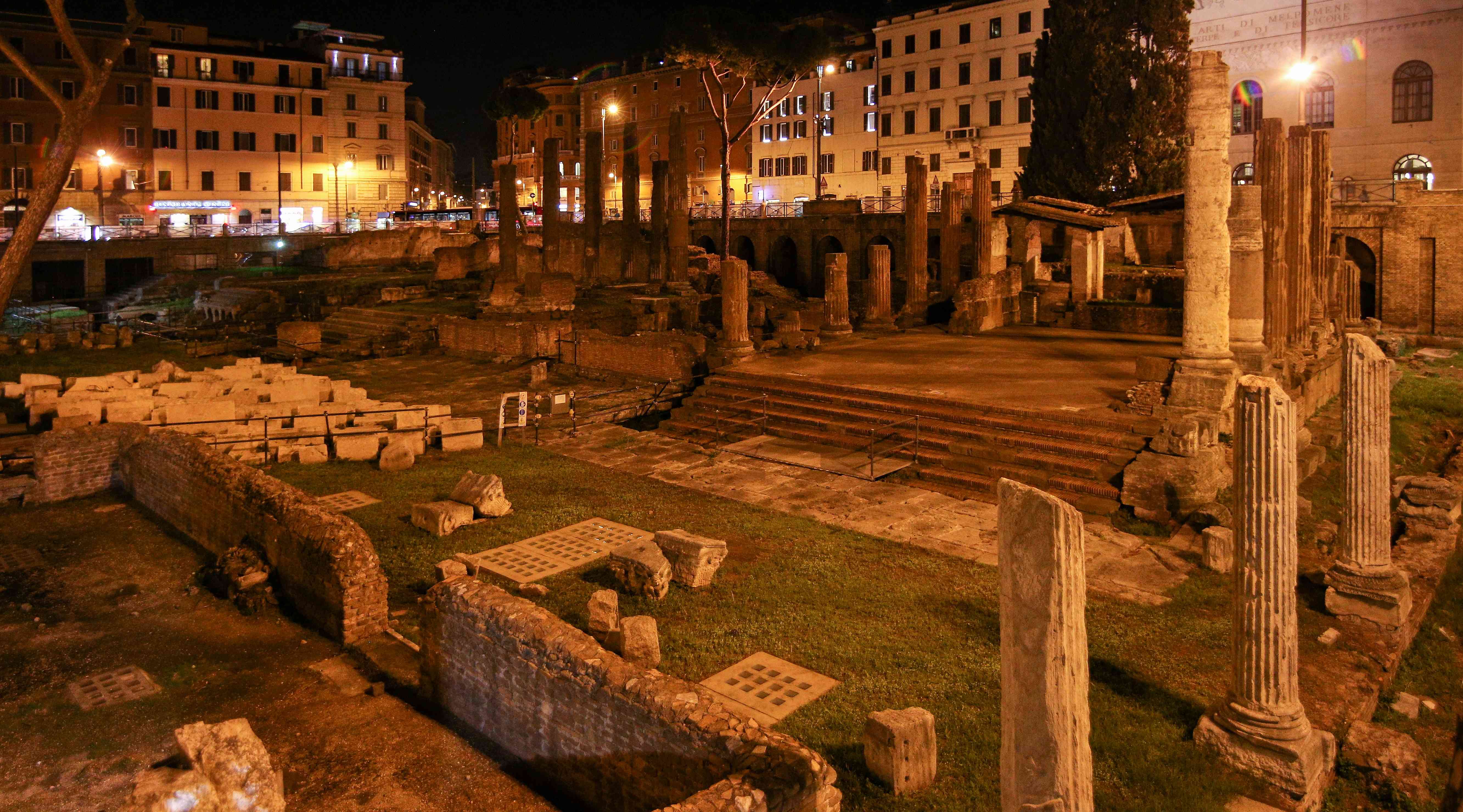 Largo di Torre Argentina - zbytky paláců (3)_result