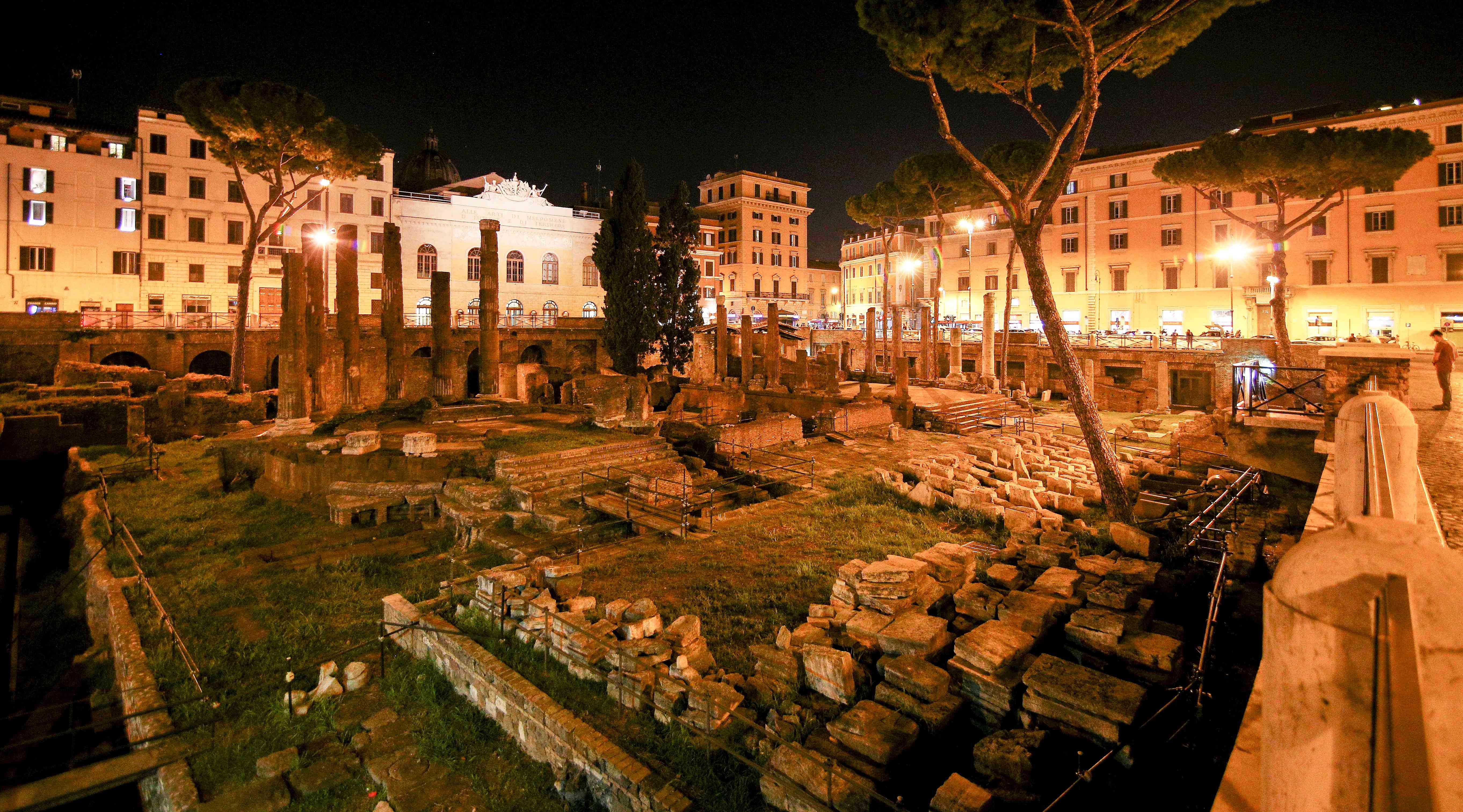 Largo di Torre Argentina - zbytky paláců (4)_result