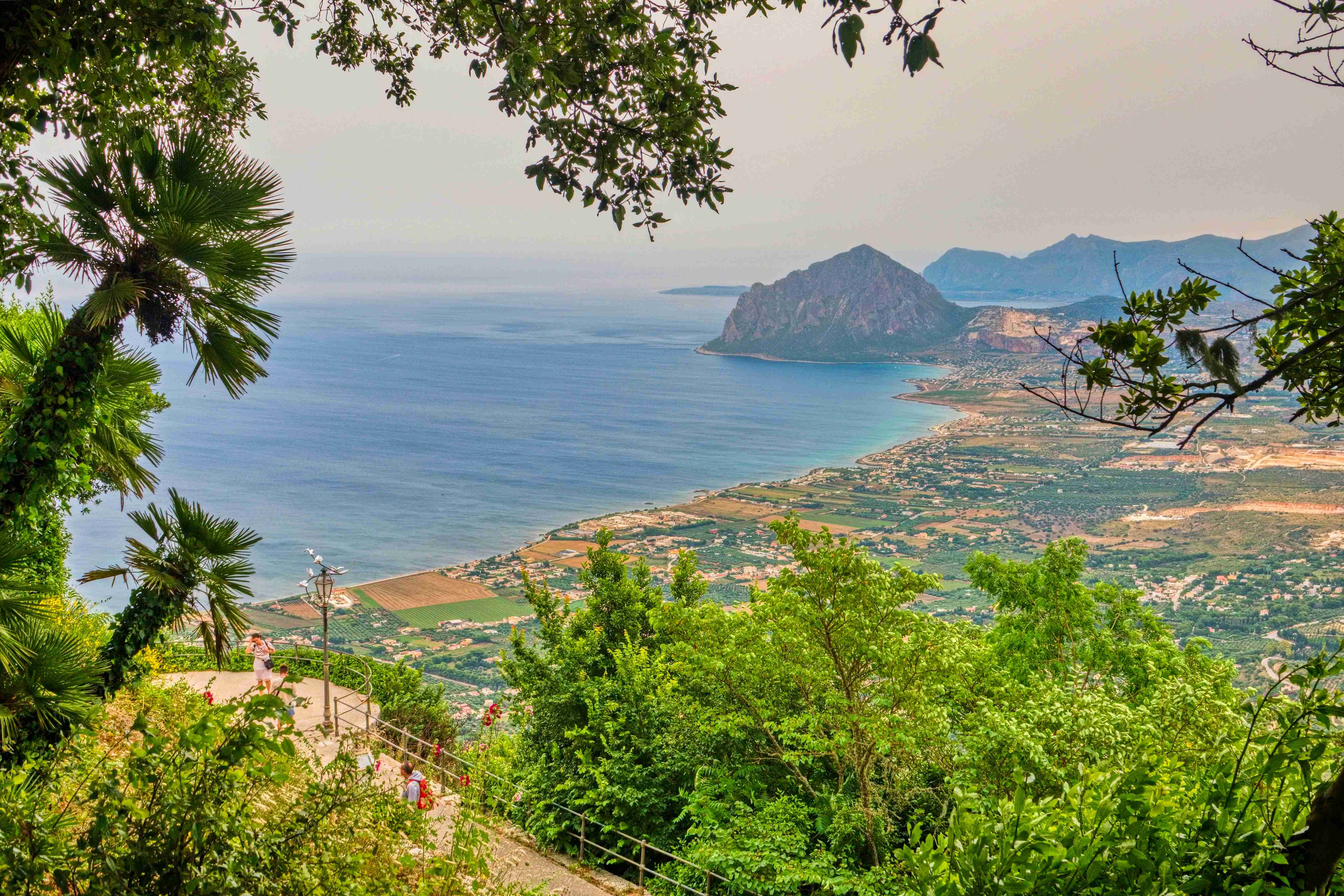 Itálie_Sicílie_Erice_pohled na pobřeží s vrcholem Monte Cofano_result