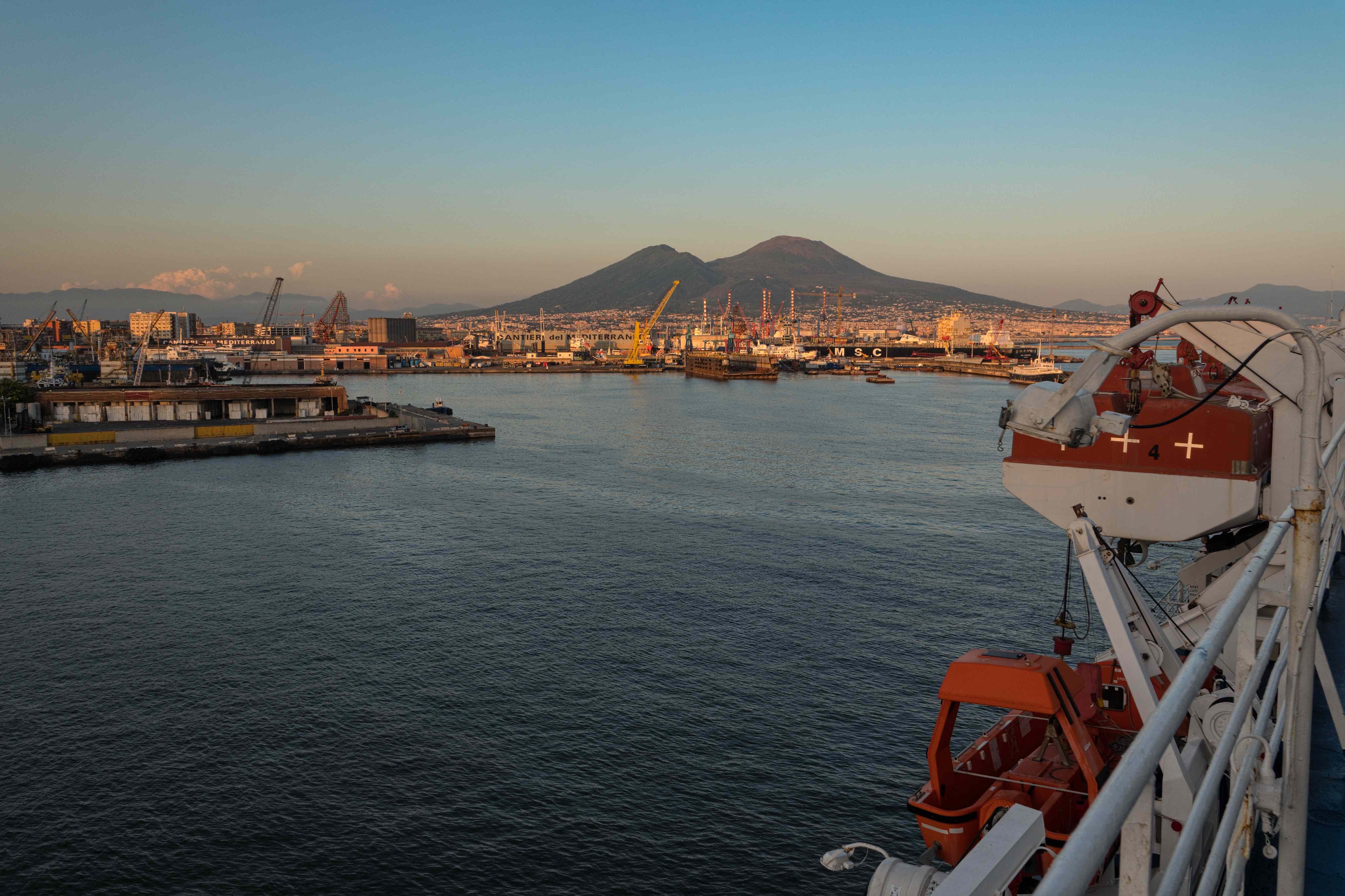 2023_07_06_Vesuv  z neapolského přístavu