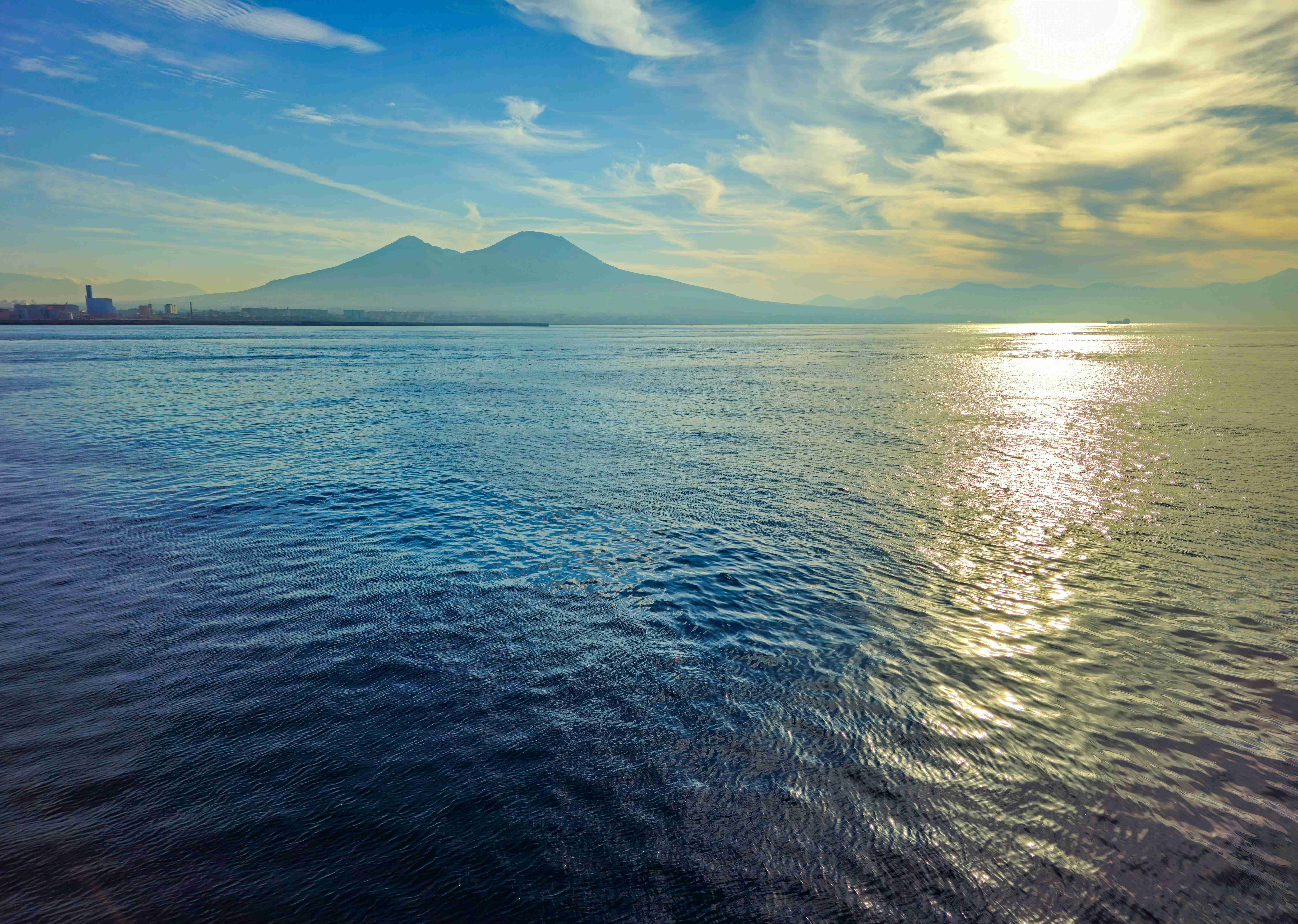 2024_10_28_Vesuv z neapolského přístavu