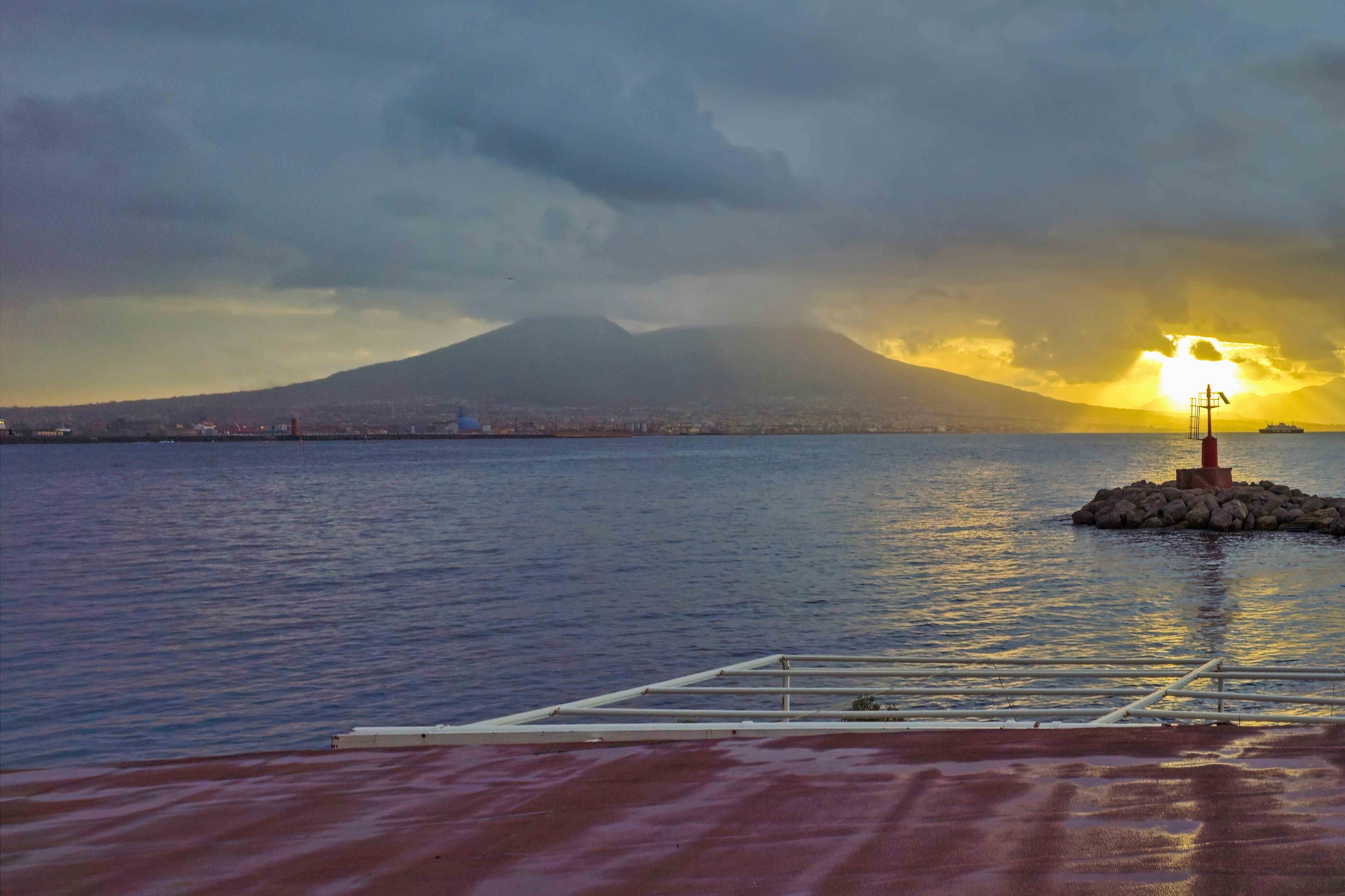 2025_10_25_Vesuv z neapolské Via Partenope