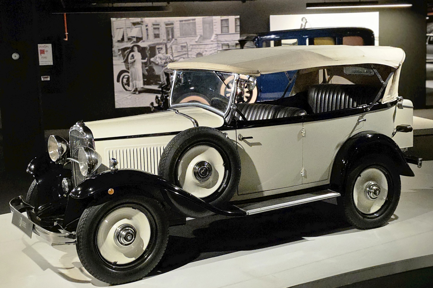 Heydar Aliev Center_klasické automobily_ 2026_02_11_036