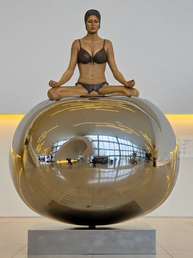 Heydar Aliyev Center_Carole Feuerman (006)